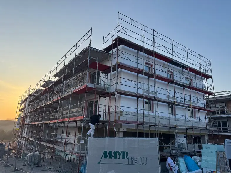 Großbaustelle eines Mehrfamilienhauses mit kompletter Einrüstung für Fassadenarbeiten durch Kastrati Fassaden GmbH.